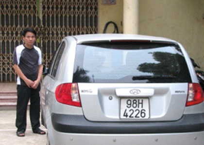 Hất cảnh sát lên nắp ca pô, chạy thẳng hơn 1km - 1