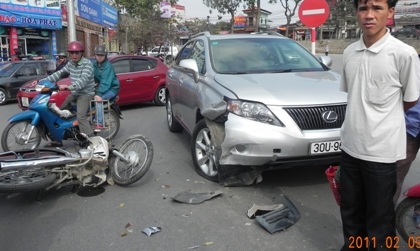 Nhân viên bảo hiểm lừa chiếm phí bảo hiểm của chủ xe Lexus - 1