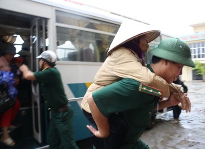 Mưa gió mạnh diện rộng, đã có những thiệt hại đầu tiên - 13