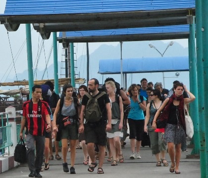 Dừng các hoạt động trên biển, khẩn cấp di dời dân tránh bão - 2