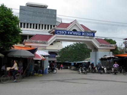 Hàng trăm tiểu thương lãn công, chợ Đông Kinh tê liệt - 1 Hàng trăm tiểu thương lãn công, chợ Đông Kinh tê liệt - 1