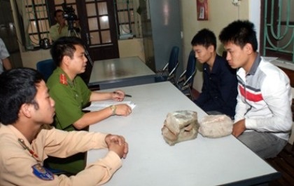 Sinh viên dùng gạch tấn công cảnh sát giao thông - 1 Sinh viên dùng gạch tấn công cảnh sát giao thông - 1