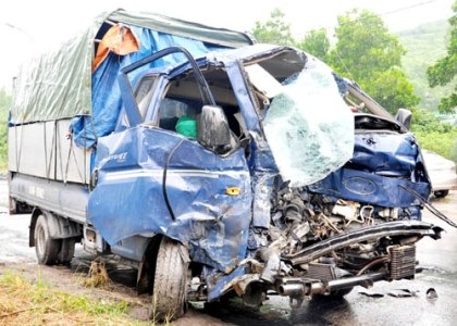 Xe chở than đâm xe tải, 1 người chết, 2 người trọng thương - 1 Xe chở than đâm xe tải, 1 người chết, 2 người trọng thương - 1