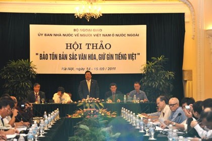 Hội thảo “Bảo tồn bản sắc văn hoá, giữ gìn tiếng Việt” - 1 Hội thảo “Bảo tồn bản sắc văn hoá, giữ gìn tiếng Việt” - 1