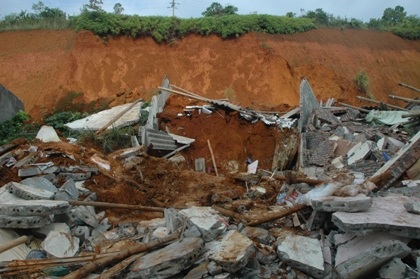 2 bà cháu thiệt mạng sau vụ lở đất kinh hoàng - 1