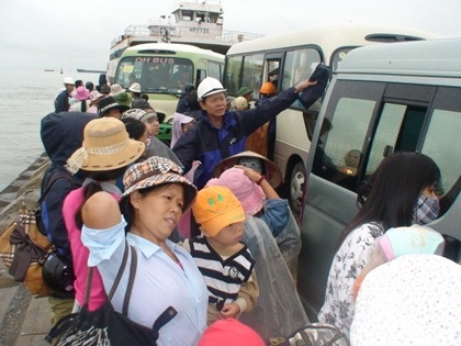 Khôi phục hoạt động trên vịnh Hạ Long sau bão số 5 - 3