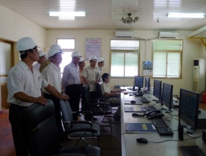 Kiểm tra việc khắc phục ô nhiễm tại nhà máy xi măng - 1 Kiểm tra việc khắc phục ô nhiễm tại nhà máy xi măng - 1