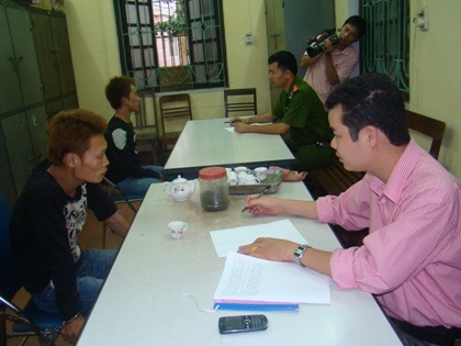 Cảnh sát giao thông truy bắt 2 tên cướp mang súng - 1