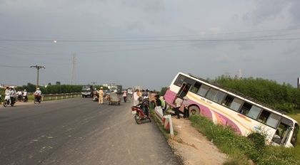 Xe khách cắm đầu xuống ruộng lúa, hàng chục hành khách hút chết - 1