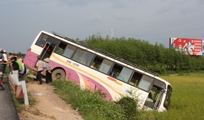 Xe khách cắm đầu xuống ruộng lúa, hàng chục hành khách hút chết - 3