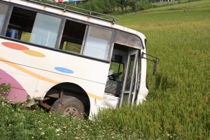 Xe khách cắm đầu xuống ruộng lúa, hàng chục hành khách hút chết - 4