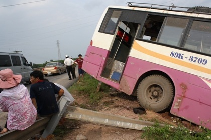 Xe khách cắm đầu xuống ruộng lúa, hàng chục hành khách hút chết - 5