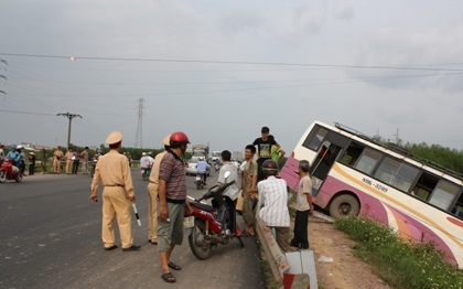 Xe khách cắm đầu xuống ruộng lúa, hàng chục hành khách hút chết - 7