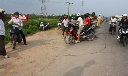 Xe khách cắm đầu xuống ruộng lúa, hàng chục hành khách hút chết - 6