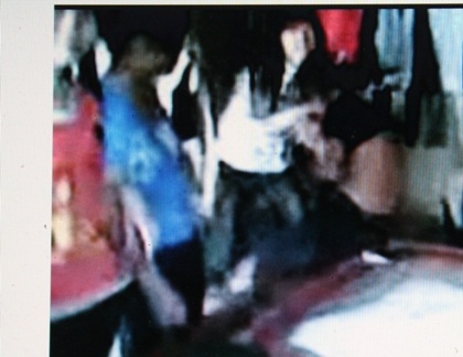 Đình chỉ học 1 tuần nhóm nữ sinh đánh đập, lột áo bạn - 1