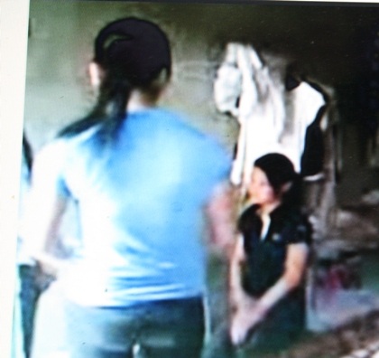 Điều tra clip nữ sinh bị đánh hội đồng, lột quần áo giữa đường - 1