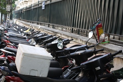 Hà Nội: Xe Air Blade lại đột ngột bốc cháy tại bãi xe - 4