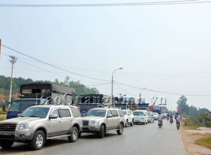 Va chạm nghiêm trọng giữa 3 ô tô, 2 người tử nạn - 2