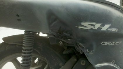 Vừa tắt máy, xe SH bỗng bốc cháy đùng đùng - 2