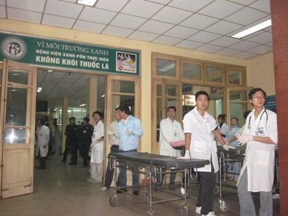 Cấp cứu hàng chục nạn nhân vụ cháy cao ốc EVN - 4