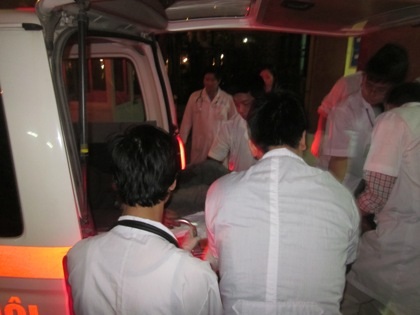 Cấp cứu hàng chục nạn nhân vụ cháy cao ốc EVN - 1