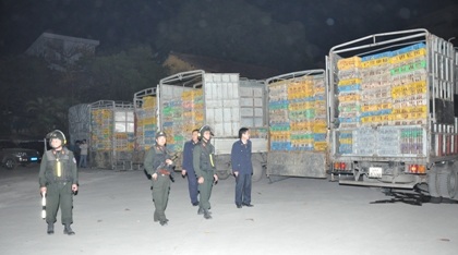 Một đêm bắt gần 20 tấn gà, 30 tấn than lậu - 1