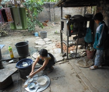 Bố lột truồng 2 con, bắt ăn phân người - 2 Bố lột truồng 2 con, bắt ăn phân người - 2