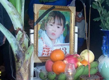 Xót xa đám tang bé gái trong vụ nổ xe máy kinh hoàng - 1