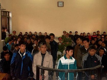 Phạt tù hơn 20 bị cáo vụ đốt thuyền cát thiêu sống 2 người - 1