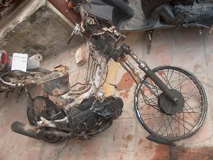 Cận cảnh chiếc xe cháy trơ khung trên Quốc lộ 18 - 1