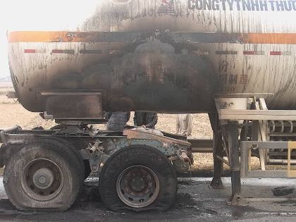 Xe chở khí đang chạy bỗng cháy đùng đùng trên Quốc lộ 1A - 4