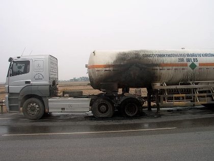 Xe chở khí đang chạy bỗng cháy đùng đùng trên Quốc lộ 1A - 1