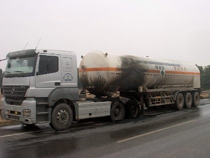 Xe chở khí đang chạy bỗng cháy đùng đùng trên Quốc lộ 1A - 3