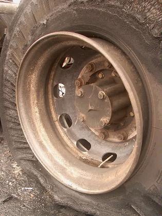 Xe chở khí đang chạy bỗng cháy đùng đùng trên Quốc lộ 1A - 6