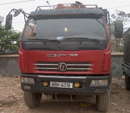 Bị kiểm tra, tài xế lao thẳng vào xe thanh tra giao thông - 2