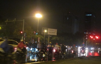 Lặng lẽ mưu sinh trong đêm Hà Nội mưa rét kỷ lục - 1