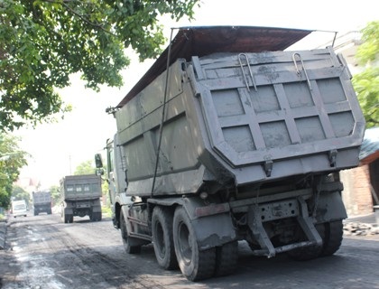 Đề nghị tịch thu phương tiện vận chuyển than trái phép - 2