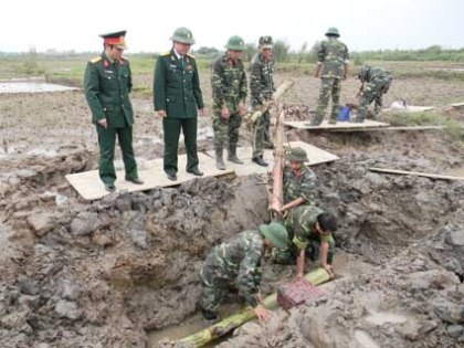 Kích nổ quả bom “ngủ quên” giữa cánh đồng - 1