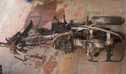 Cận cảnh chiếc xe cháy trơ khung trên Quốc lộ 18 - 8