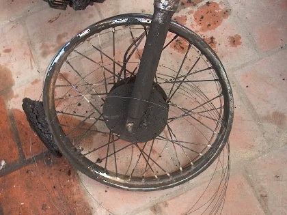 Cận cảnh chiếc xe cháy trơ khung trên Quốc lộ 18 - 6