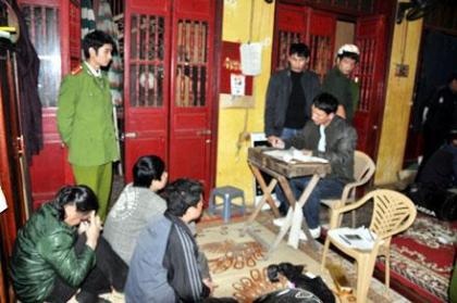 Triệt phá ổ lô đề quy mô lớn núp dưới “bóng” ngôi đền - 1 Triệt phá ổ lô đề quy mô lớn núp dưới “bóng” ngôi đền - 1