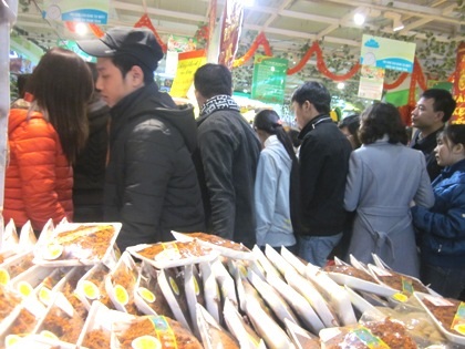 “Biển người” sắm tết, siêu thị chật cứng - 2