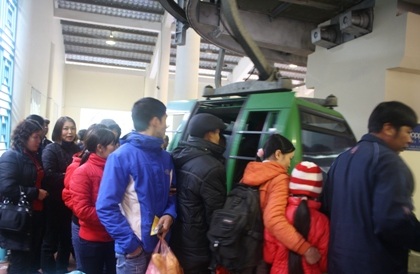 “Biển người” chen chúc trẩy hội chùa Hương - 13