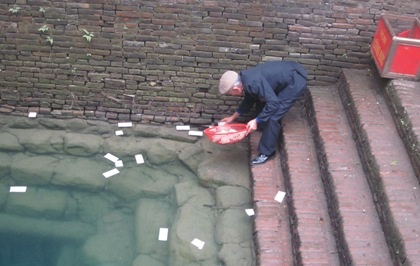 3 “ông cá thần” đền Giếng “ngạt thở” bởi... tiền lẻ - 3