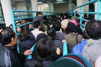 “Biển người” chen chúc trẩy hội chùa Hương - 4