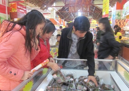 “Biển người” sắm tết, siêu thị chật cứng - 13