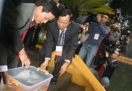 Chủ tịch nước cùng kiều bào thả cá chép tiễn ông Táo về trời - 10