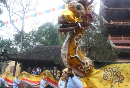 “Biển người” chen chúc trẩy hội chùa Hương - 2