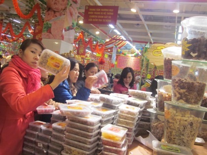 “Biển người” sắm tết, siêu thị chật cứng - 12