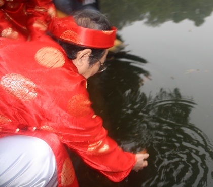 Chủ tịch nước cùng kiều bào thả cá chép tiễn ông Táo về trời - 11